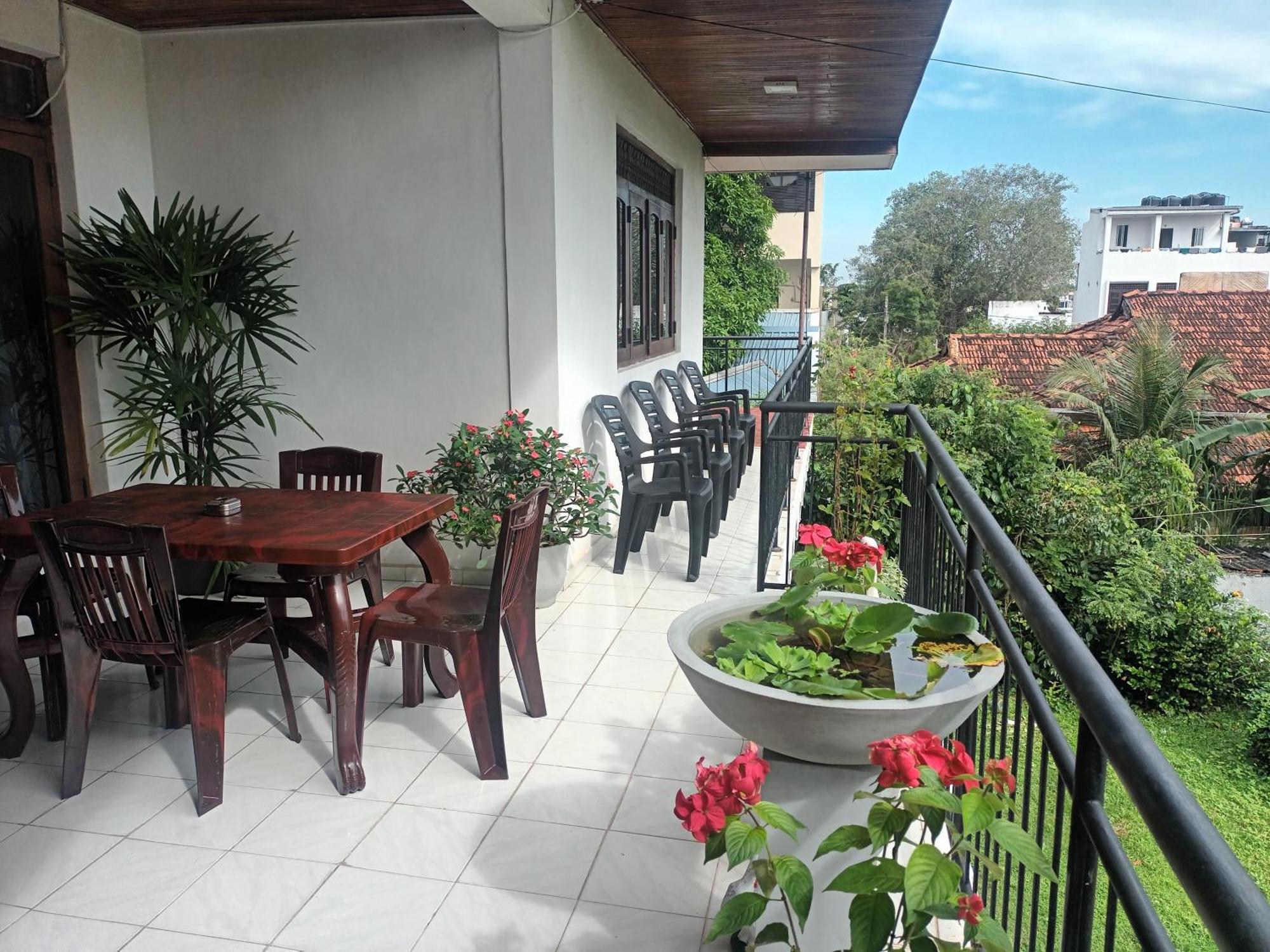Lovely Flowers In Mount Lavinia Dehiwala-Mount Lavinia Luaran gambar